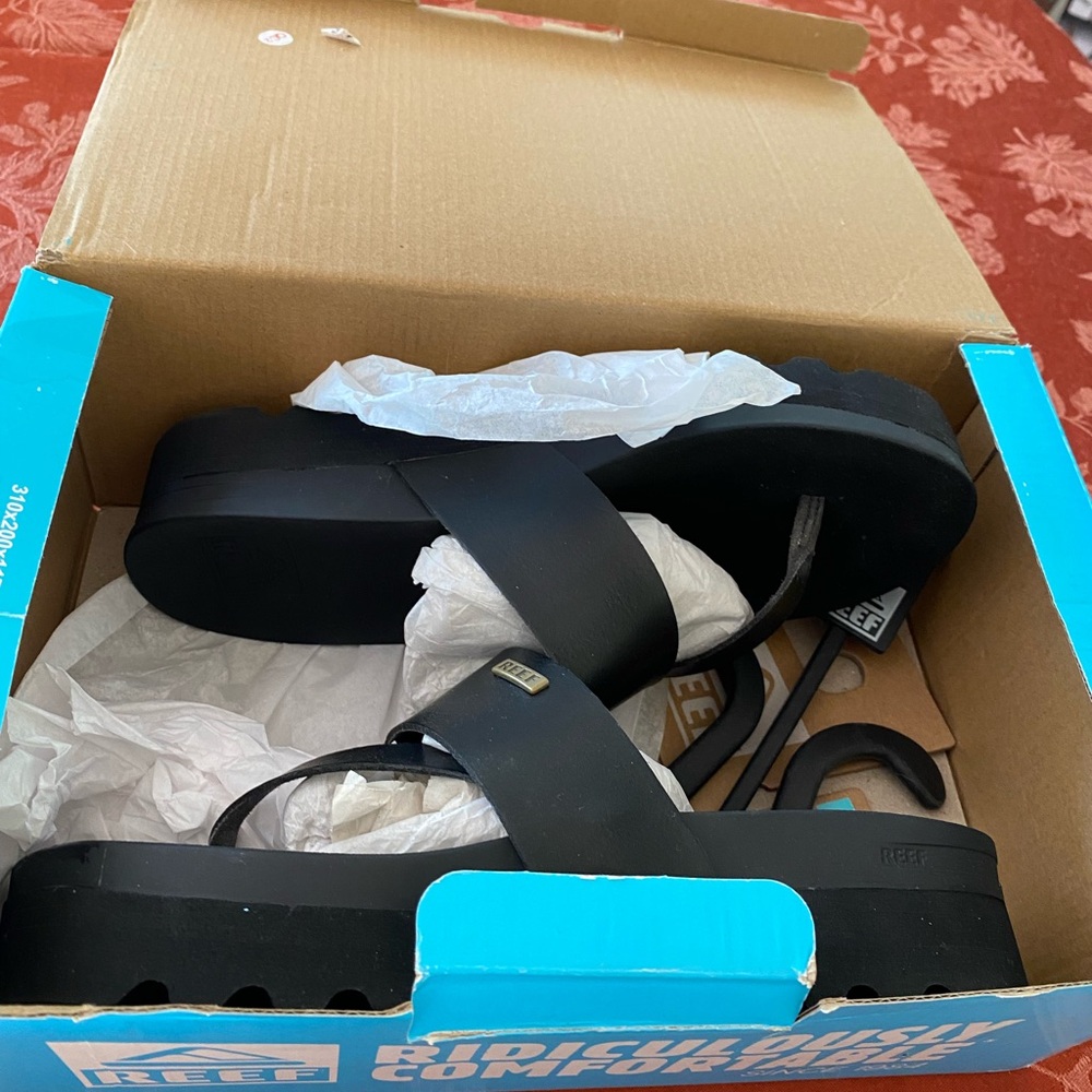 Reef Black Cross-Strap Sandals
